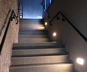 Iluminación de luces de baliza en escaleras.